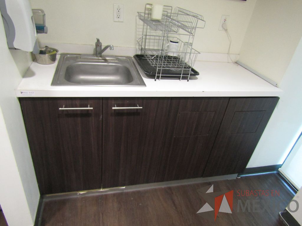 Lote 031 - Mueble de madera empotrado con tarja, 2 espacios para bote de basura y 2 puertas.
