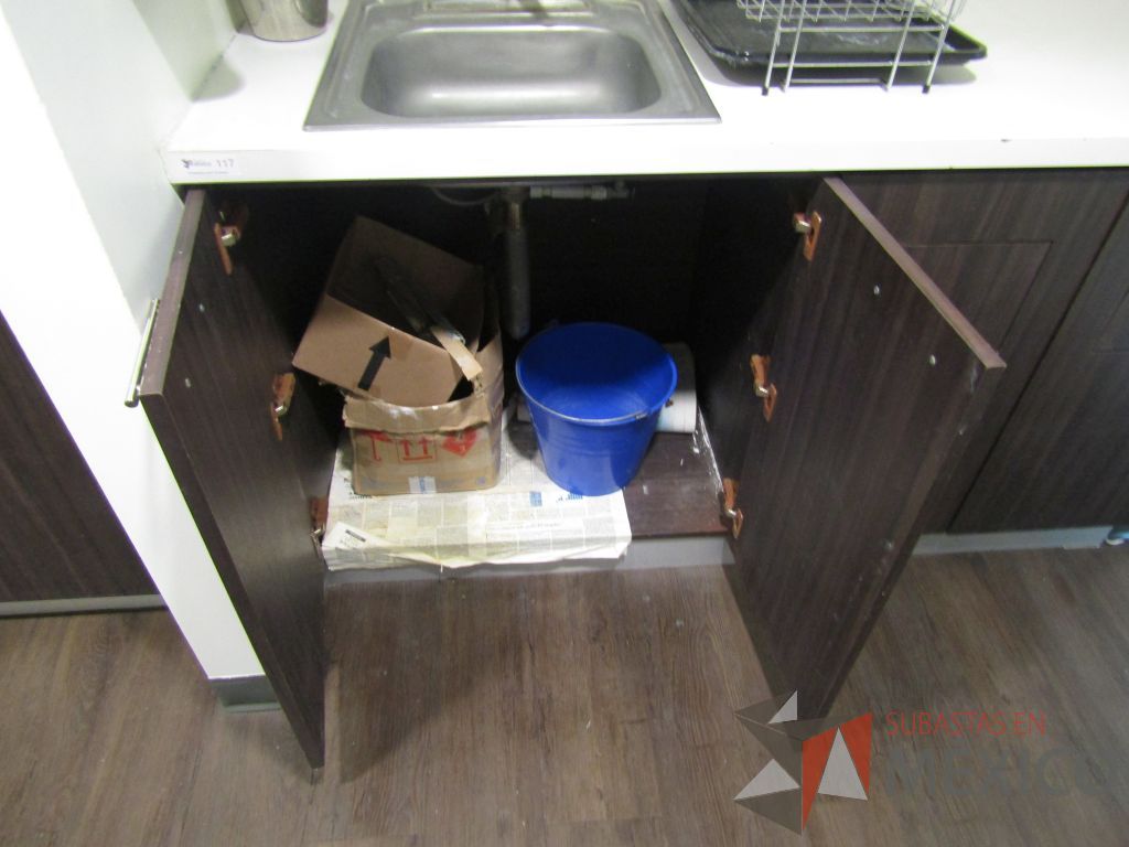 Lote 031 - Mueble de madera empotrado con tarja, 2 espacios para bote de basura y 2 puertas. - Imagen 7