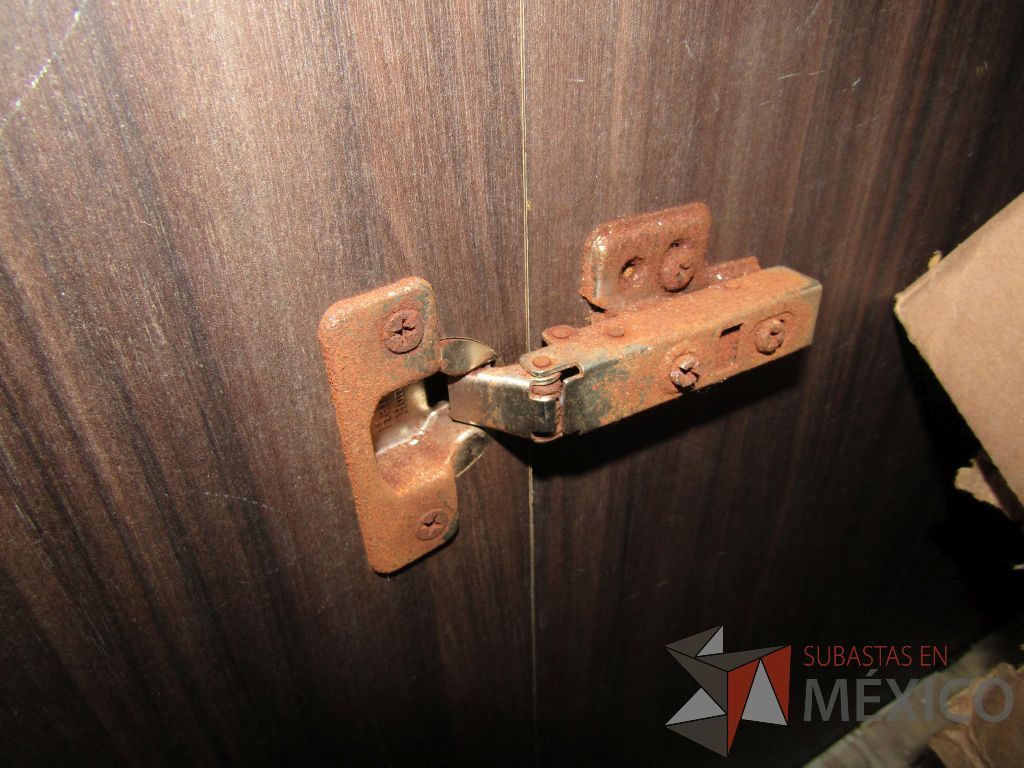 Lote 031 - Mueble de madera empotrado con tarja, 2 espacios para bote de basura y 2 puertas. - Imagen 8