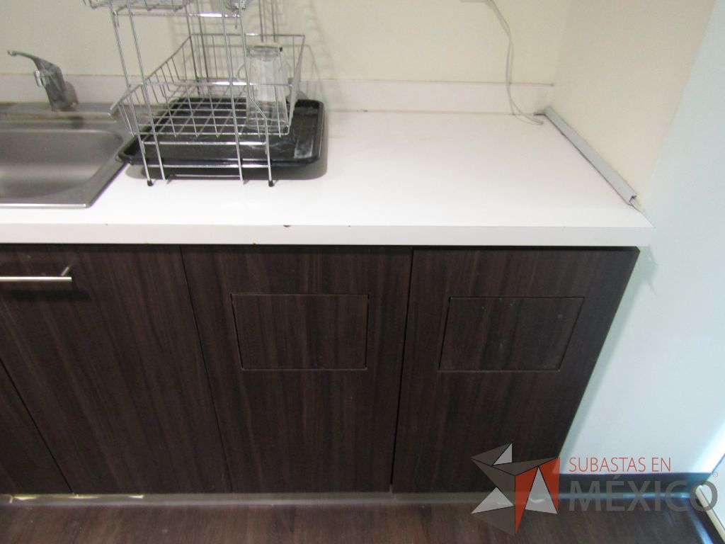 Lote 031 - Mueble de madera empotrado con tarja, 2 espacios para bote de basura y 2 puertas. - Imagen 9