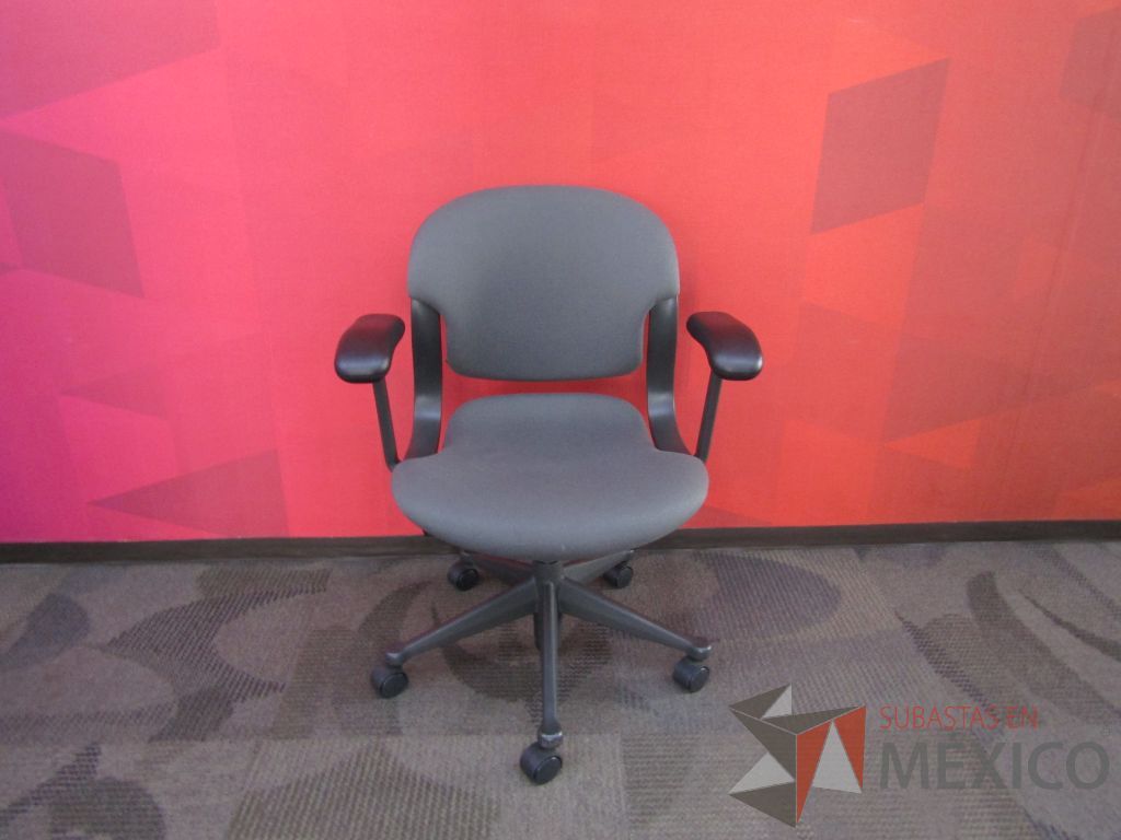 Lote 018 - 4 Sillas operativas Herman Miller