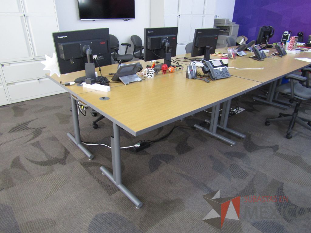 Lote 056 - 2 Mesas de trabajo plegable con estructura metálica gris y cubierta color madera claro.