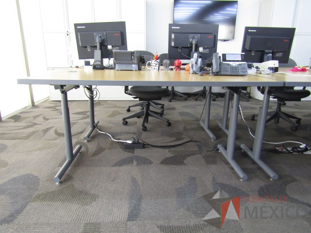 Lote 021 - 2 Mesas de trabajo plegable con estructura metálica gris y cubierta color madera claro. - Imagen 13
