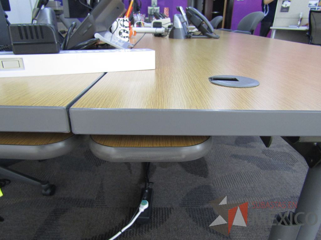 Lote 021 - 2 Mesas de trabajo plegable con estructura metálica gris y cubierta color madera claro. - Imagen 12