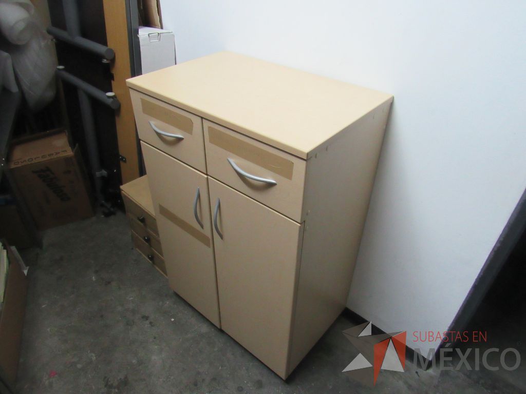 Lote 062 - Mueble tipo madera con 2 cajones y 2 puertas