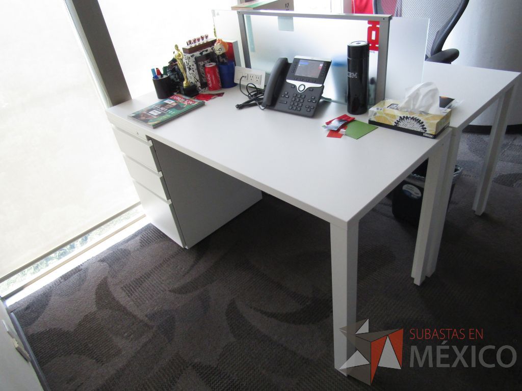 Lote 053 - Escritorio de estructura metálica y archivero pedestal