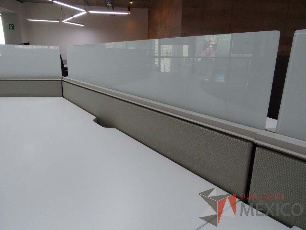 Lote 004 - Estación de trabajo para 17 personas de mampara baja seminueva, Marca: Haworth - Imagen 13