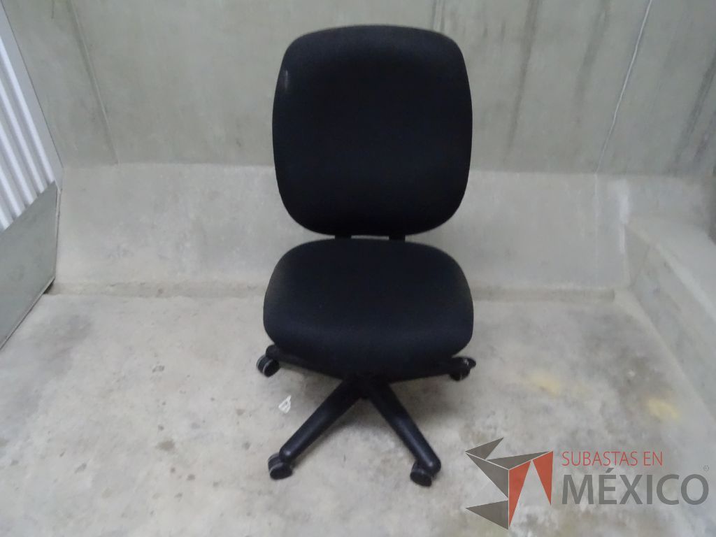 Lote 006 - Silla operativa en tela color negro sin descansabrazos y con ruedas