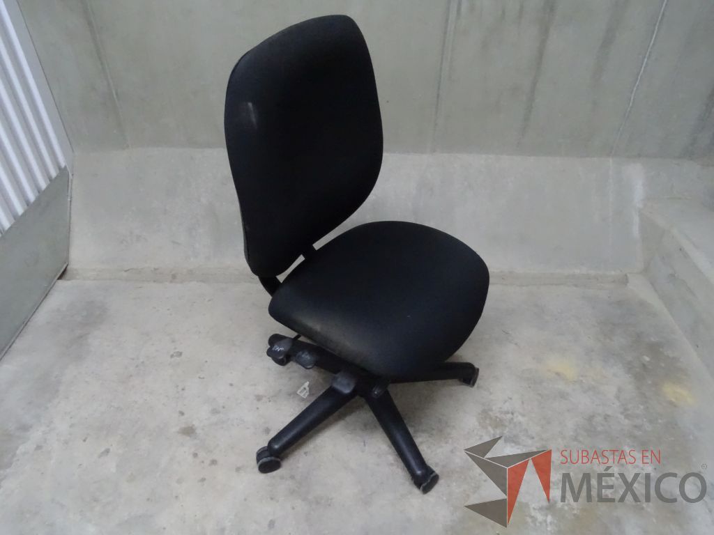 Lote 006 - Silla operativa en tela color negro sin descansabrazos y con ruedas - Imagen 2