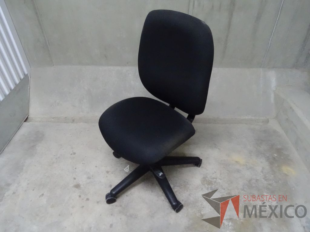 Lote 006 - Silla operativa en tela color negro sin descansabrazos y con ruedas - Imagen 3