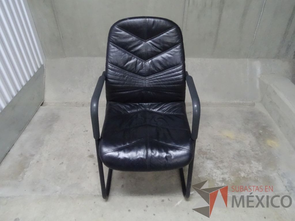 Lote 014 - Silla de visita tipo trineo en color negro con forrado tipo piel con descansabrazos