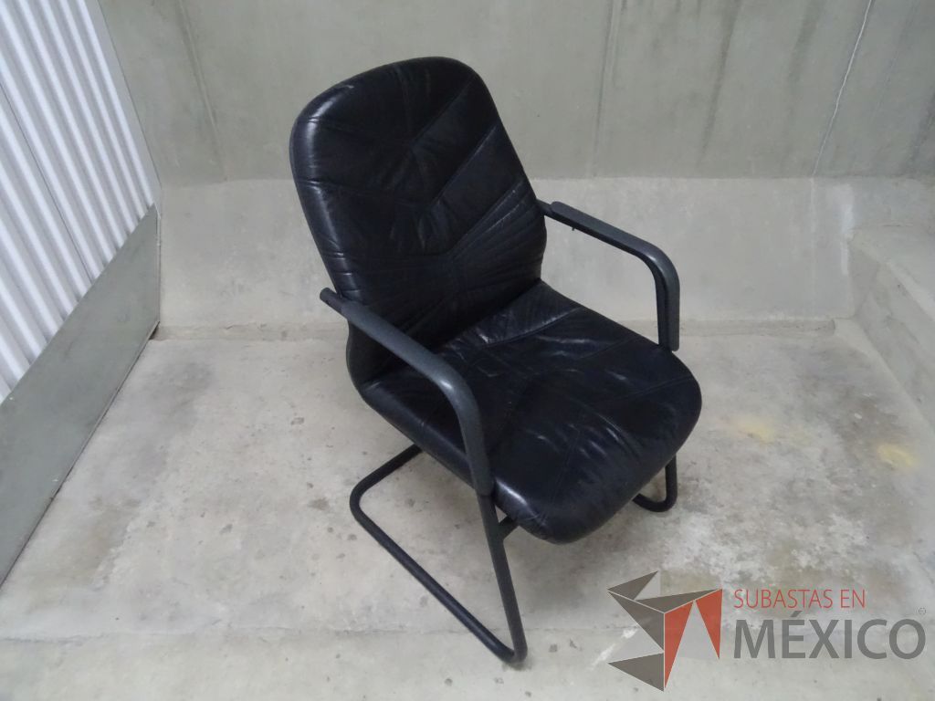 Lote 014 - Silla de visita tipo trineo en color negro con forrado tipo piel con descansabrazos - Imagen 2