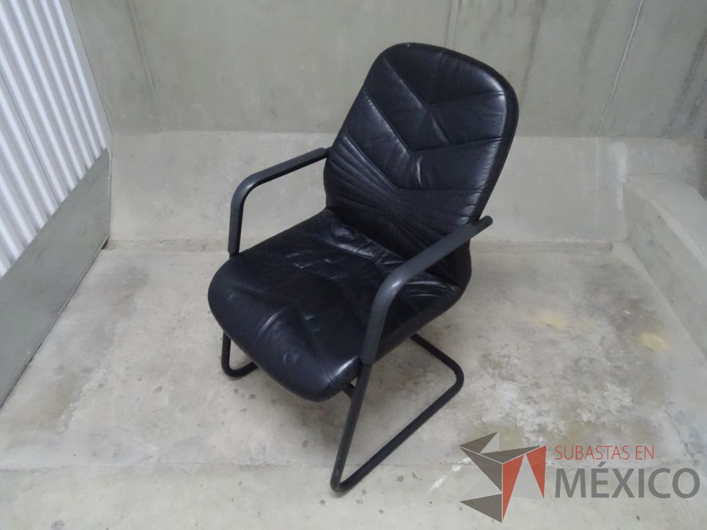 Lote 014 - Silla de visita tipo trineo en color negro con forrado tipo piel con descansabrazos - Imagen 3