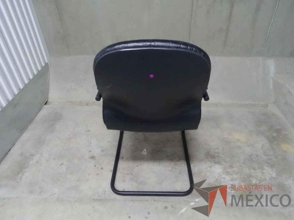 Lote 014 - Silla de visita tipo trineo en color negro con forrado tipo piel con descansabrazos - Imagen 4