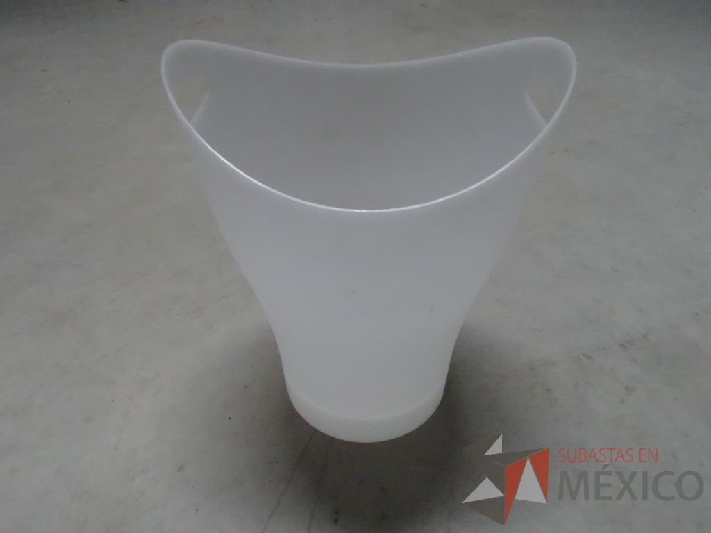 Lote 065 - 10 Botes de basura color blanco