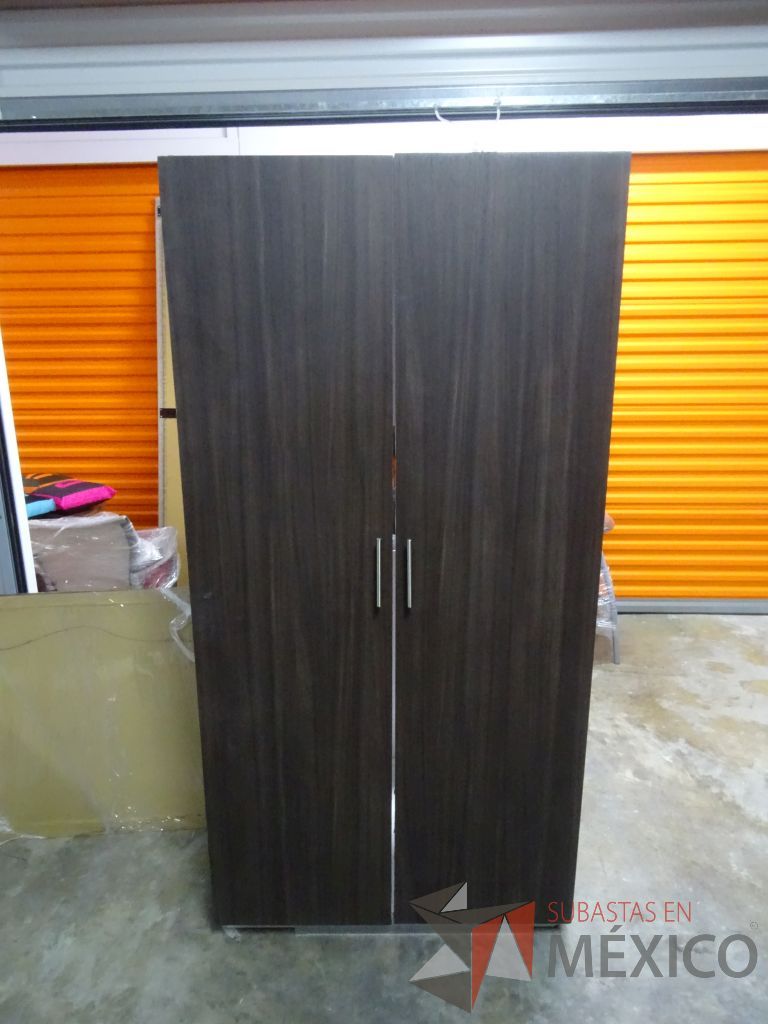 Lote 066 - Gabinete tipo madera con puertas en color café