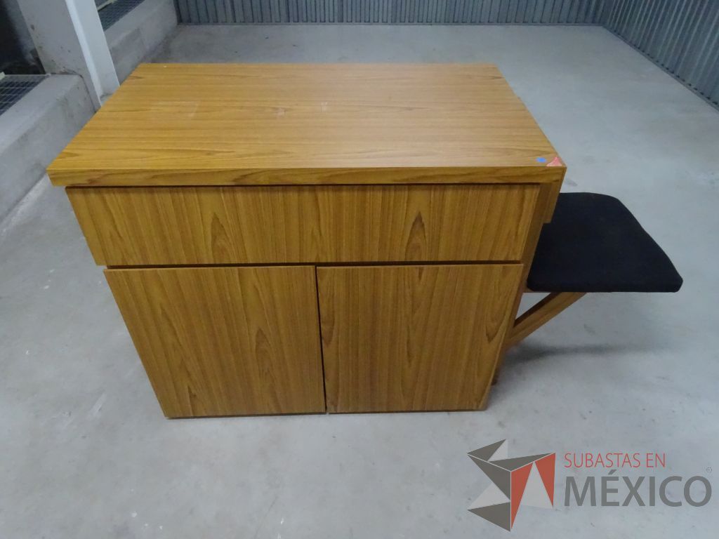 Lote 016 - Gabinete tipo madera con dos puertas y un entrepaño