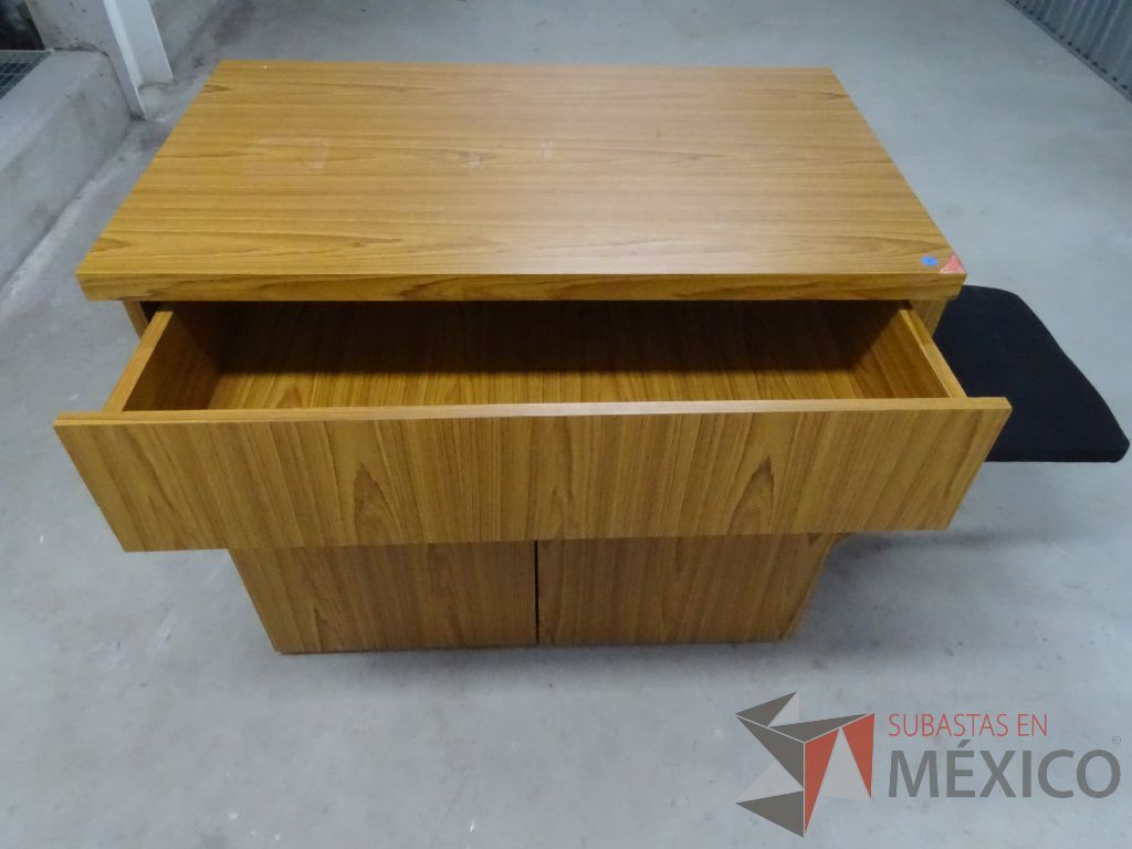Lote 016 - Gabinete tipo madera con dos puertas y un entrepaño - Imagen 3