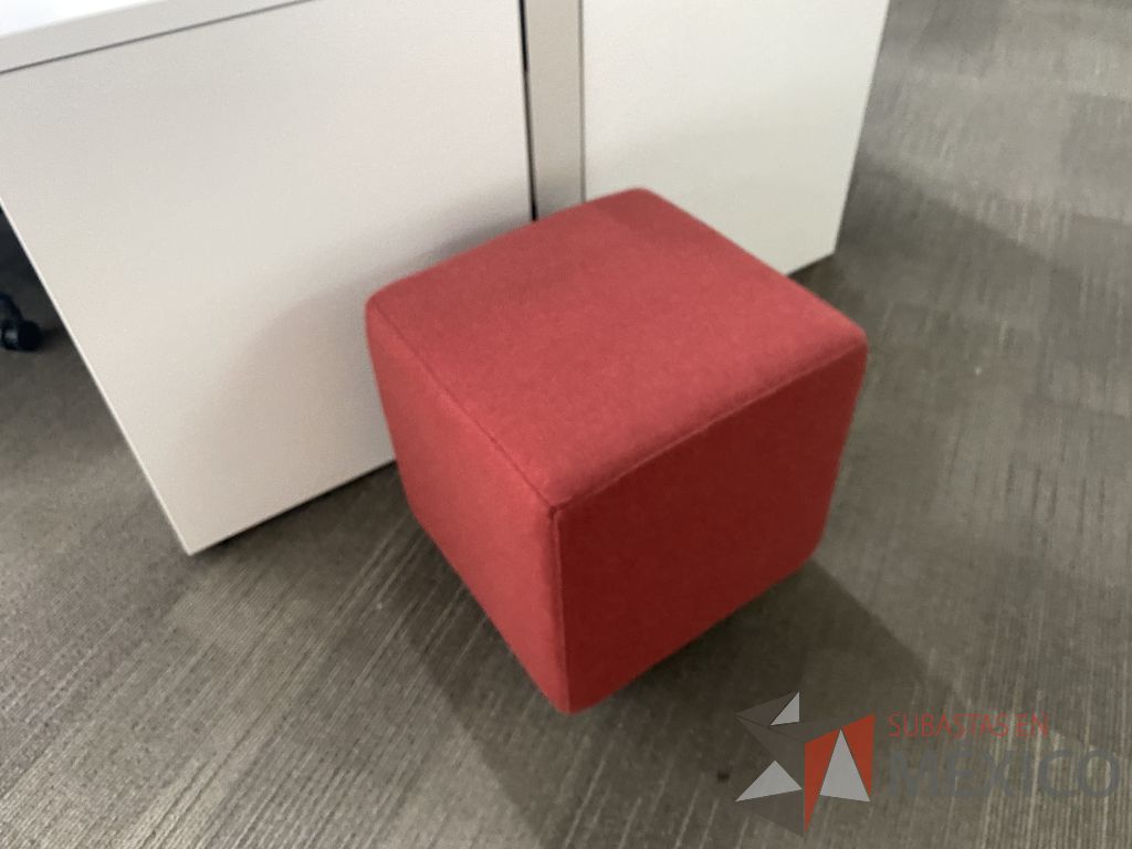 Lote 009 - 2 Bancos con 4 patas metálicas asiento en tela color naranja - Imagen 2