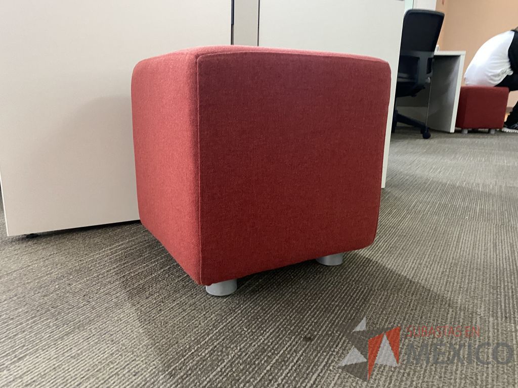 Lote 009 - 2 Bancos con 4 patas metálicas asiento en tela color naranja