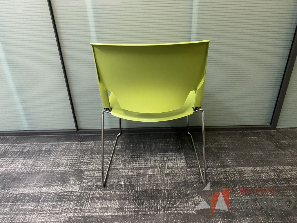 Lote 006 - 4 Silla de visita con asiento y respaldo liso color verde - Imagen 3