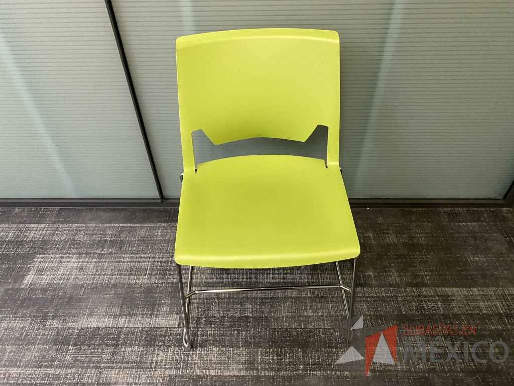 Lote 006 - 4 Silla de visita con asiento y respaldo liso color verde - Imagen 4