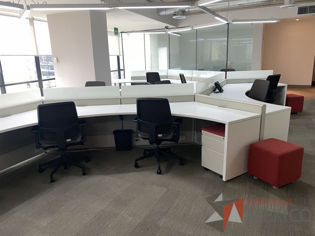 Lote 004 - Estación de trabajo para 17 personas de mampara baja seminueva, Marca: Haworth - Imagen 3