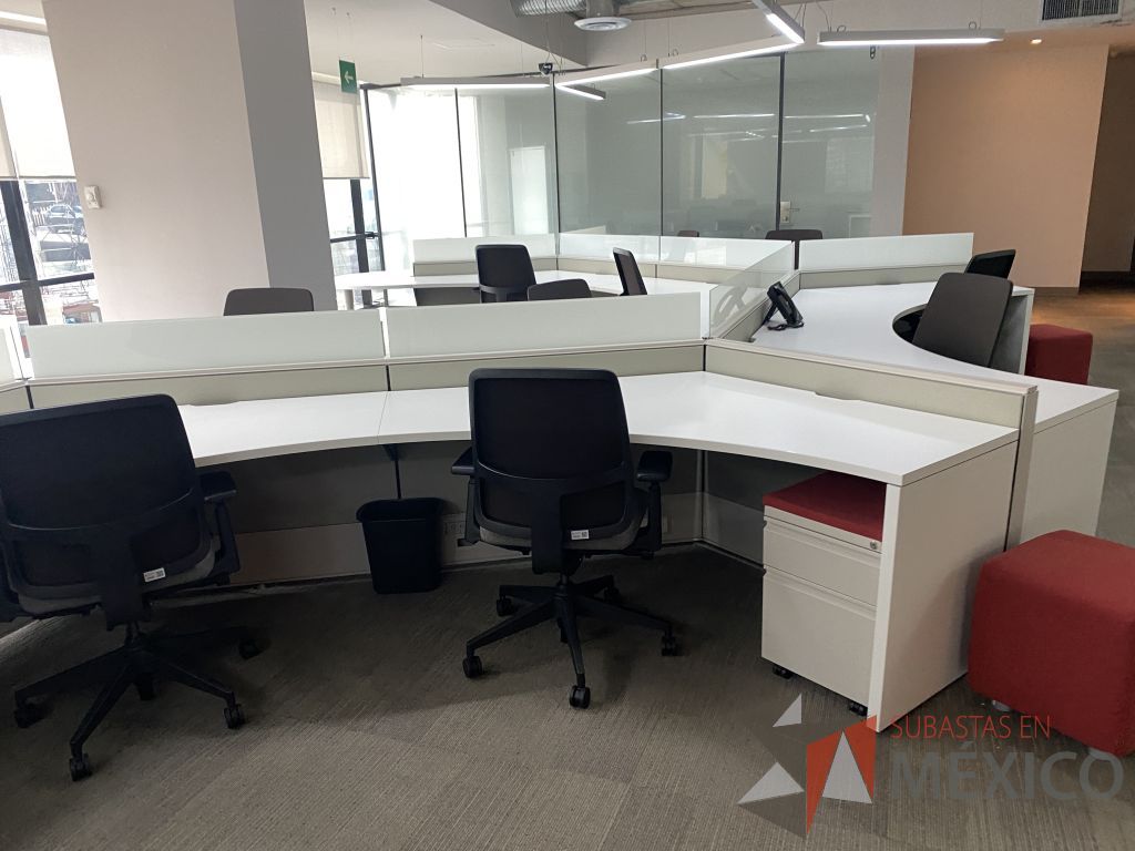 Lote 004 - Estación de trabajo para 17 personas de mampara baja seminueva, Marca: Haworth - Imagen 4