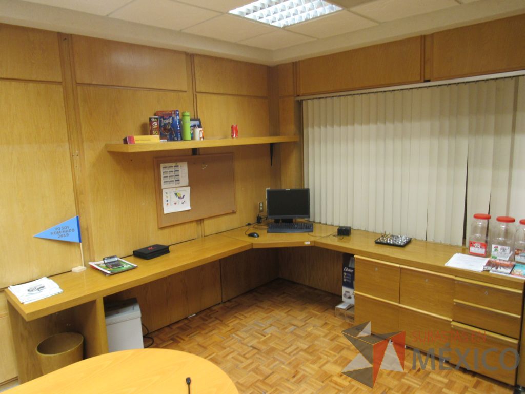 Lote 033 - Oficina Ejecutiva con Escritorio en escuadra, Gabinete, Mesa de trabajo y Repisa - Imagen 14