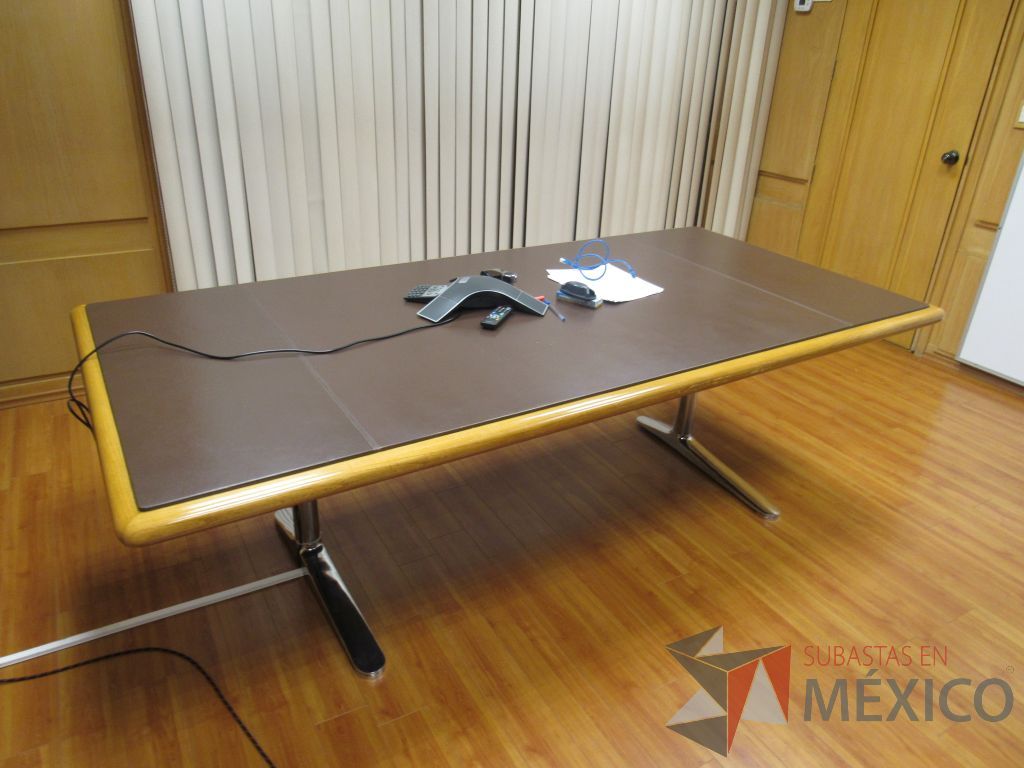 Lote 035 - Mesa de sala de juntas para 8 personas con base metálica y cubierta tipo piel color café - Imagen 2