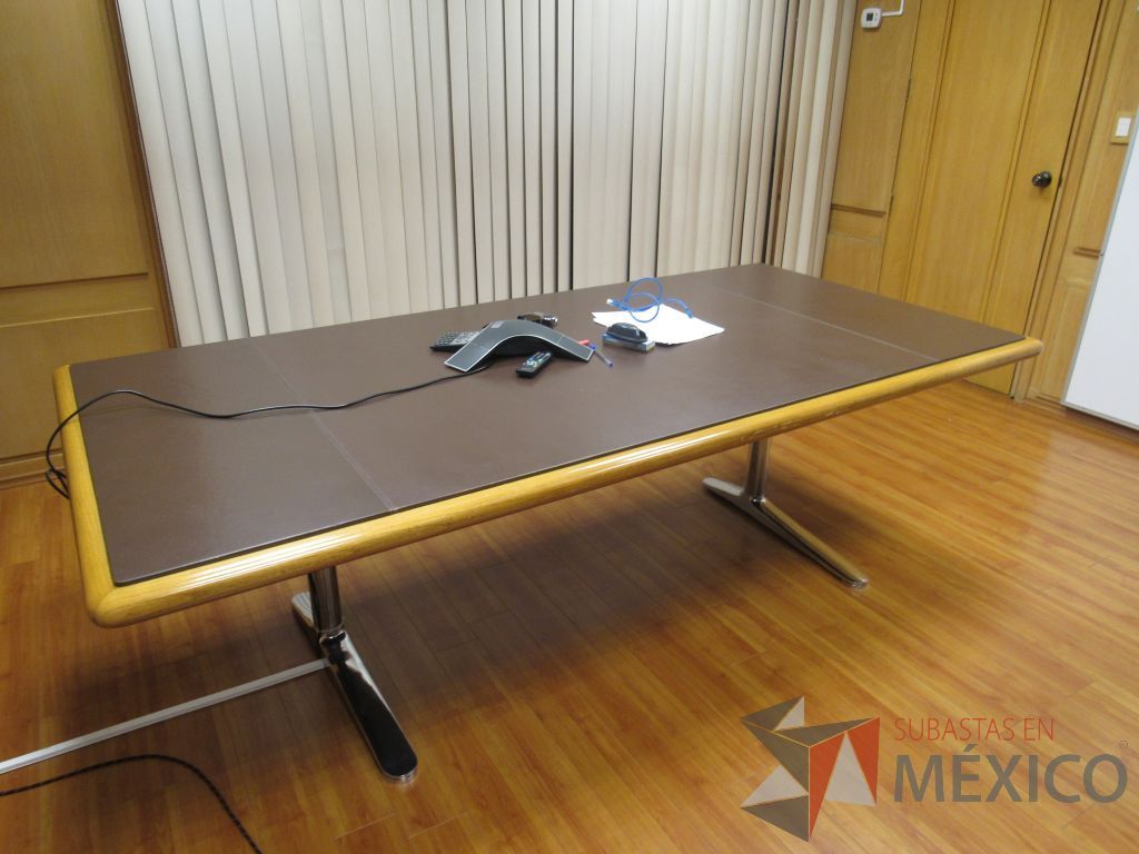 Lote 035 - Mesa de sala de juntas para 8 personas con base metálica y cubierta tipo piel color café