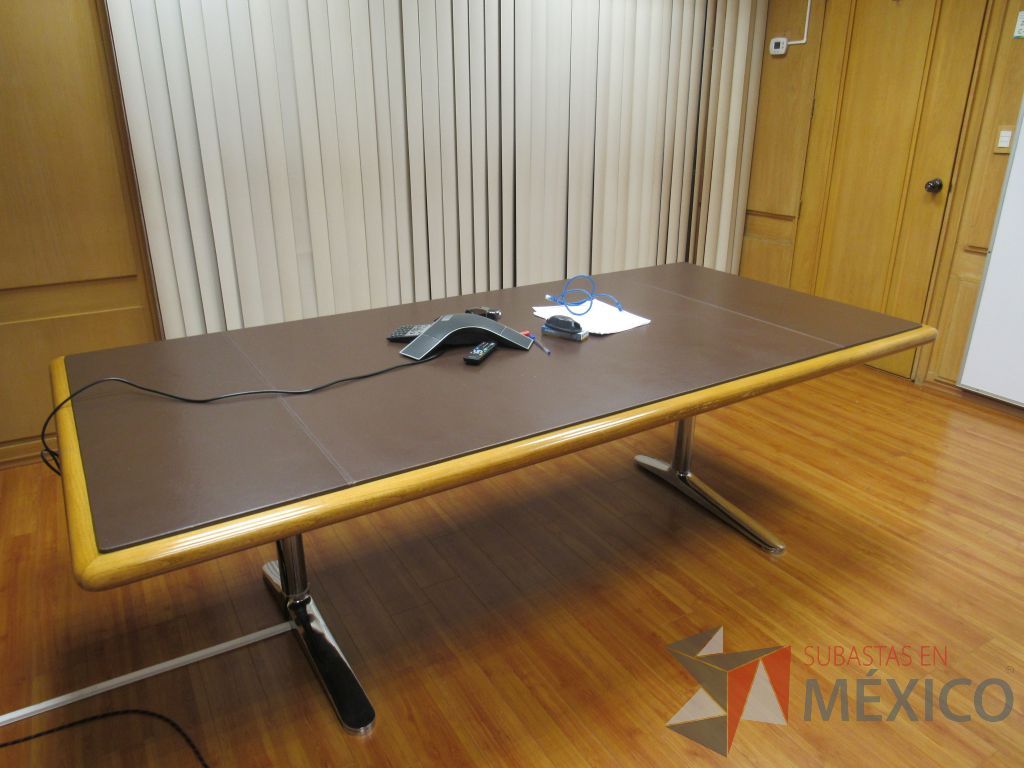 Lote 035 - Mesa de sala de juntas para 8 personas con base metálica y cubierta tipo piel color café - Imagen 3