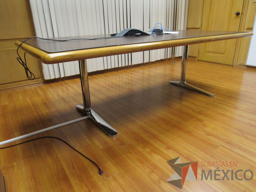 Lote 035 - Mesa de sala de juntas para 8 personas con base metálica y cubierta tipo piel color café - Imagen 4