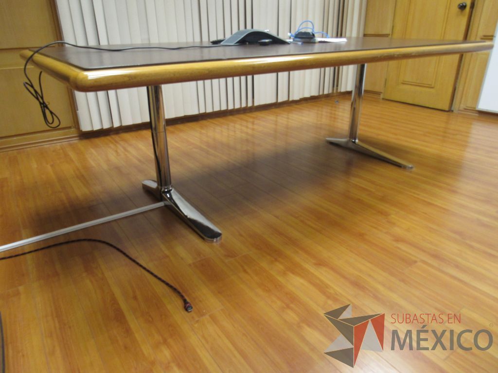 Lote 035 - Mesa de sala de juntas para 8 personas con base metálica y cubierta tipo piel color café - Imagen 5