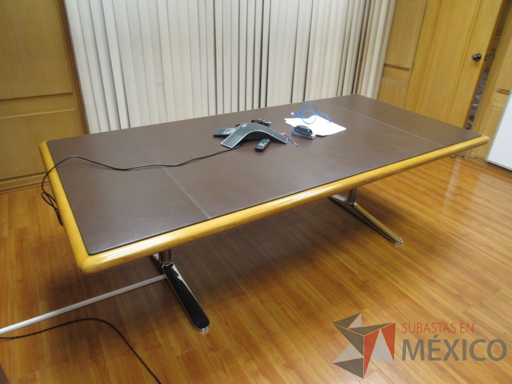 Lote 035 - Mesa de sala de juntas para 8 personas con base metálica y cubierta tipo piel color café - Imagen 6
