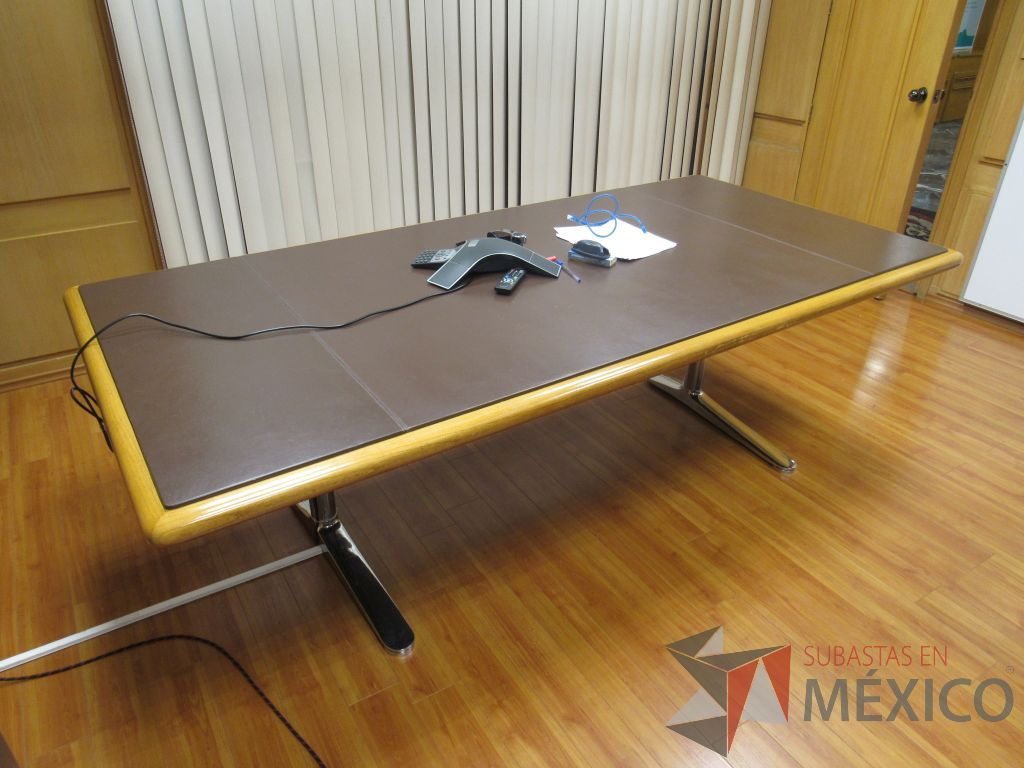 Lote 035 - Mesa de sala de juntas para 8 personas con base metálica y cubierta tipo piel color café - Imagen 7