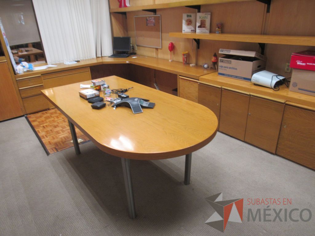Lote 089 - Oficina Ejecutiva con Escritorio en escuadra, Credenza, 2 Gabinetes y Mesa de trabajo - Imagen 2