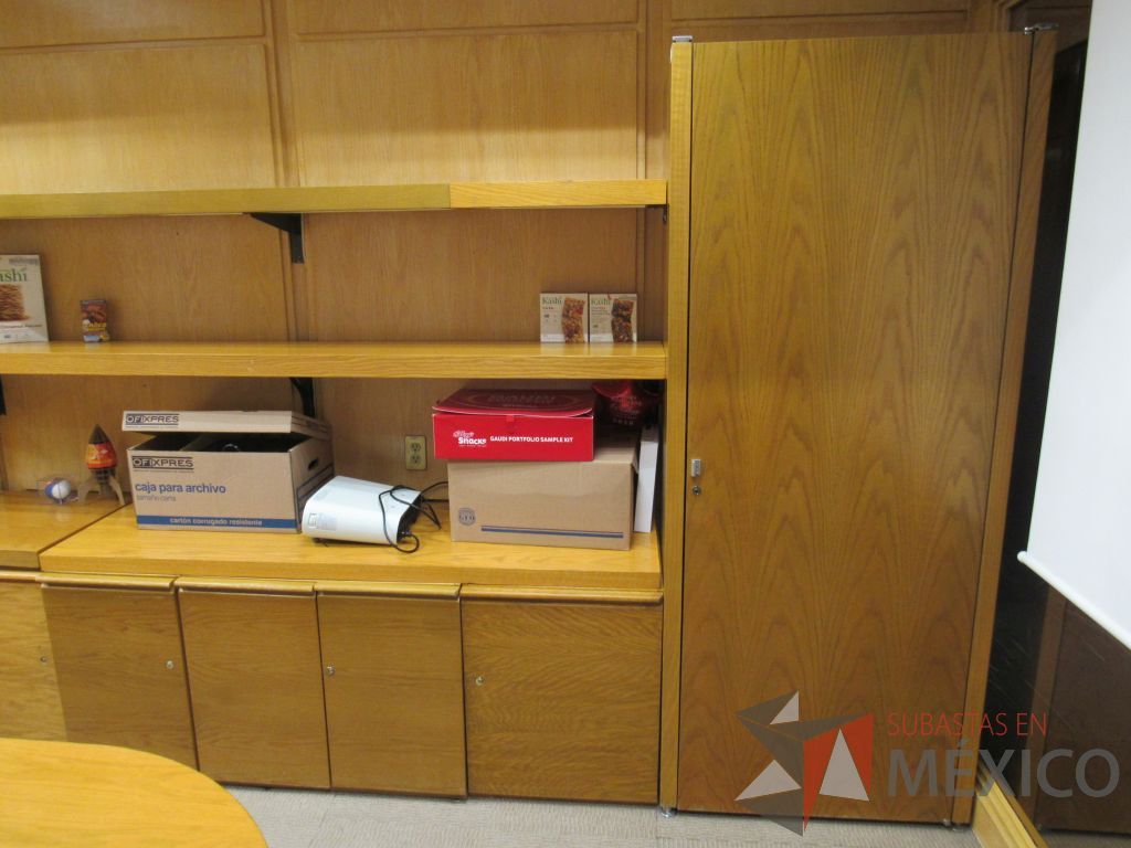 Lote 089 - Oficina Ejecutiva con Escritorio en escuadra, Credenza, 2 Gabinetes y Mesa de trabajo - Imagen 6