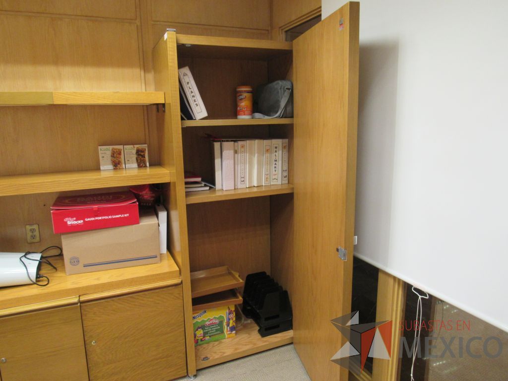 Lote 089 - Oficina Ejecutiva con Escritorio en escuadra, Credenza, 2 Gabinetes y Mesa de trabajo - Imagen 7