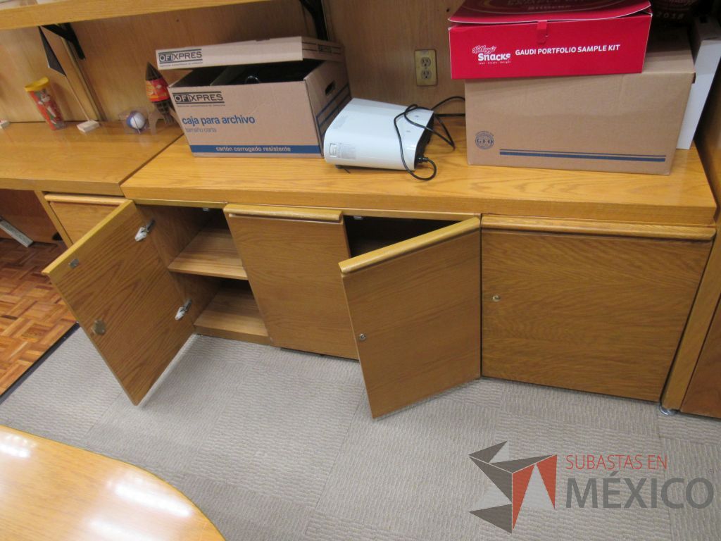 Lote 089 - Oficina Ejecutiva con Escritorio en escuadra, Credenza, 2 Gabinetes y Mesa de trabajo - Imagen 8