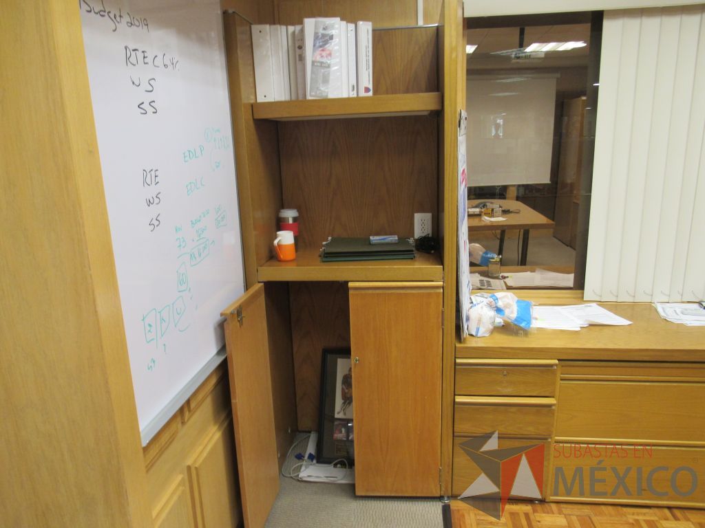 Lote 089 - Oficina Ejecutiva con Escritorio en escuadra, Credenza, 2 Gabinetes y Mesa de trabajo - Imagen 11