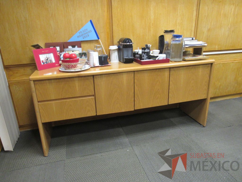 Lote 038 - Credenza con 3 puertas y 2 cajones