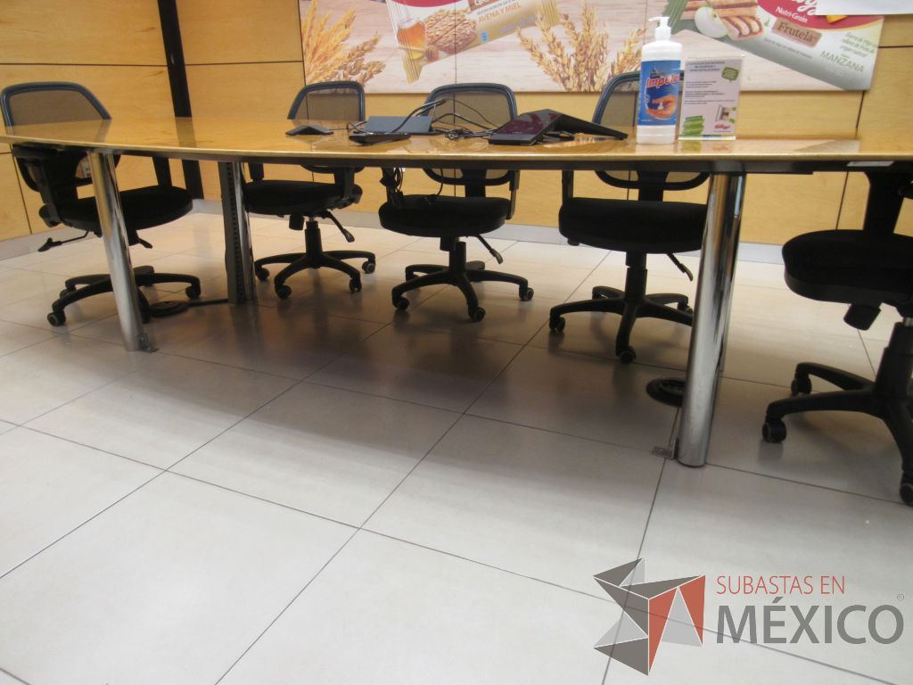 Lote 016 - Mesa de sala de juntas para 8 personas con patas metálicas - Imagen 6
