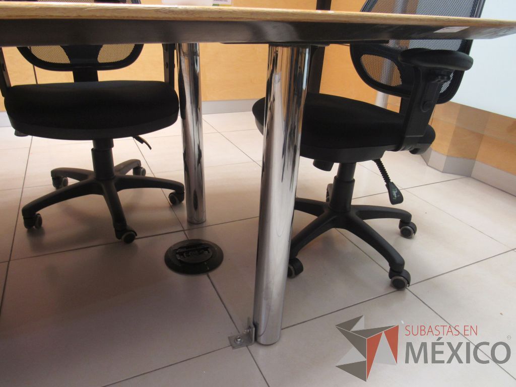 Lote 016 - Mesa de sala de juntas para 8 personas con patas metálicas - Imagen 7