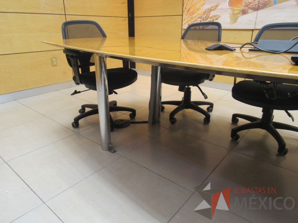 Lote 016 - Mesa de sala de juntas para 8 personas con patas metálicas - Imagen 8