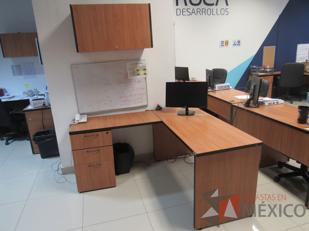 Lote 061 - Escritorio de costado izquierdo en escuadra con archivero de pedestal de 3 cajones y gaveta empotrada - Imagen 2