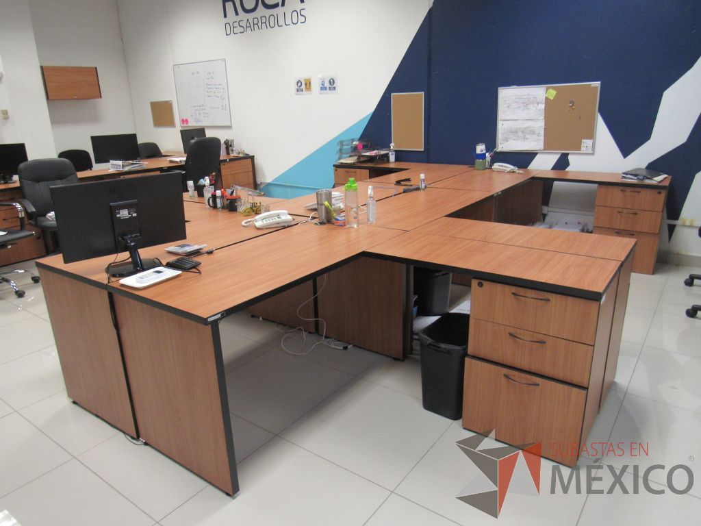 Lote 004 - Estación de trabajo para 6 personas con 6 archiveros de pedestal