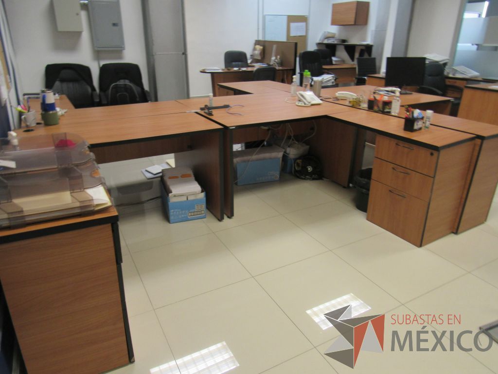 Lote 004 - Estación de trabajo para 6 personas con 6 archiveros de pedestal - Imagen 10