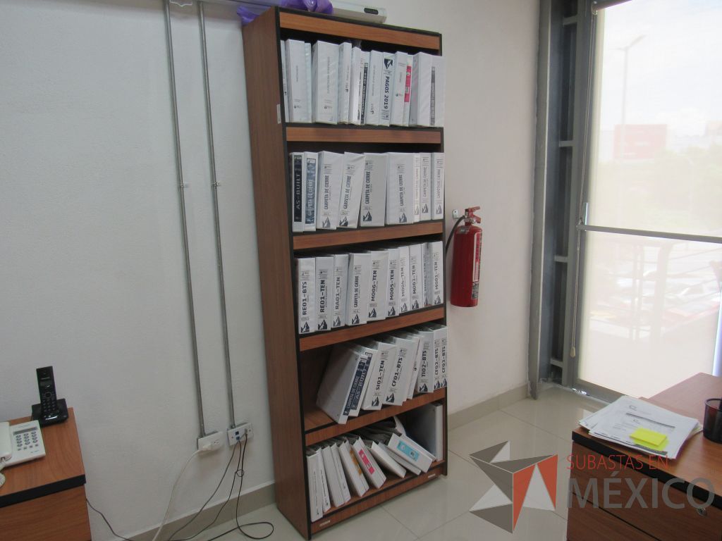 Lote 049 - 2 Libreros con 4 entrepaños color café y orilla color negro - Imagen 2