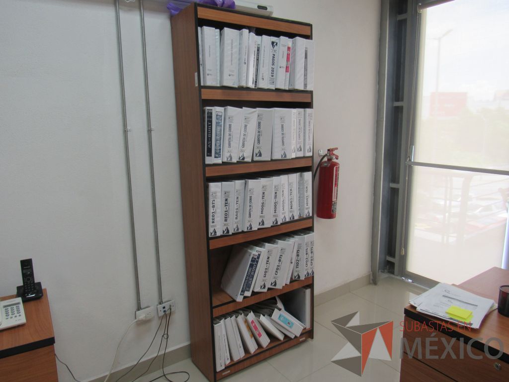 Lote 049 - 2 Libreros con 4 entrepaños color café y orilla color negro